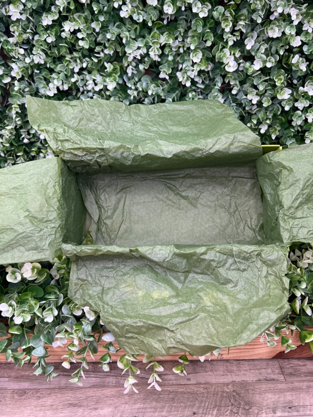 Tory Burch Green Shoe Box / Tissue Paper - Picture 9 of 12